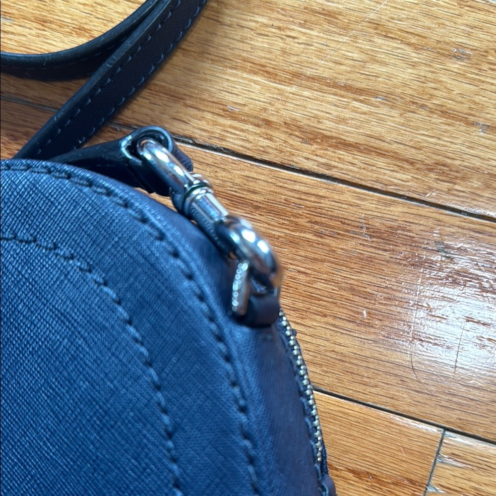Marc Jacobs Black Crossbody Bag with Sleek Design - Picture 3 of 7